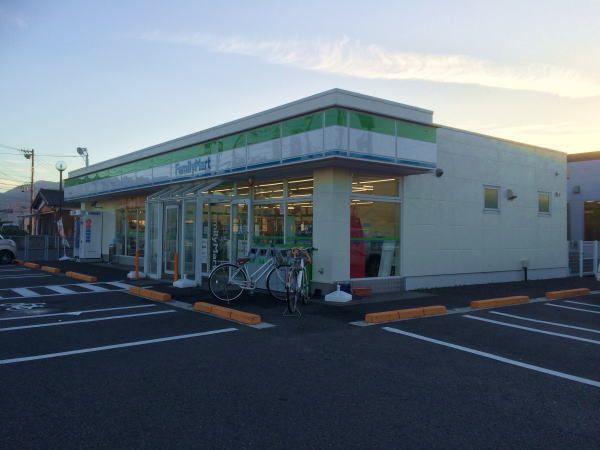近くのファミリーマートまで1,100m（徒歩14分）