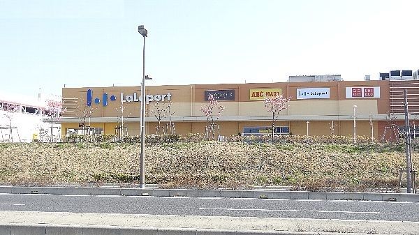 近くのららぽーと新三郷まで1,000m（徒歩13分）