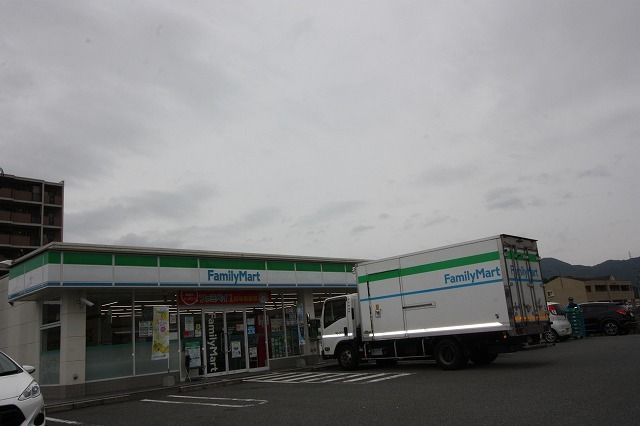 近くのファミリーマートまで600m(徒歩8分)