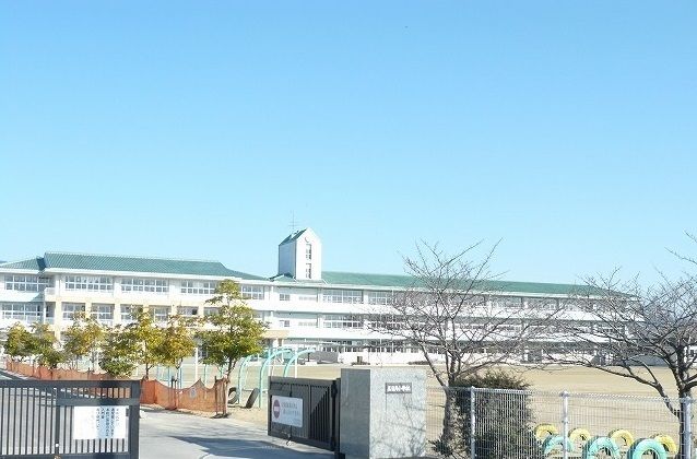 近くの三日月小学校まで1,000m（徒歩13分）