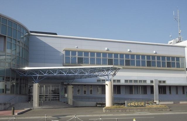 近くの小城市役所まで400m（徒歩5分）