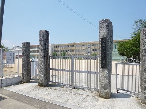 近くの大松小学校まで450m(徒歩6分)