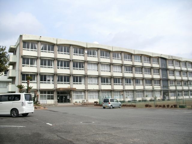 近くの南部中学校まで1,300m(徒歩17分)
