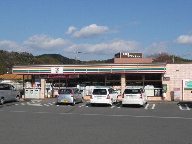 近くのセブンイレブンまで550m（徒歩7分）