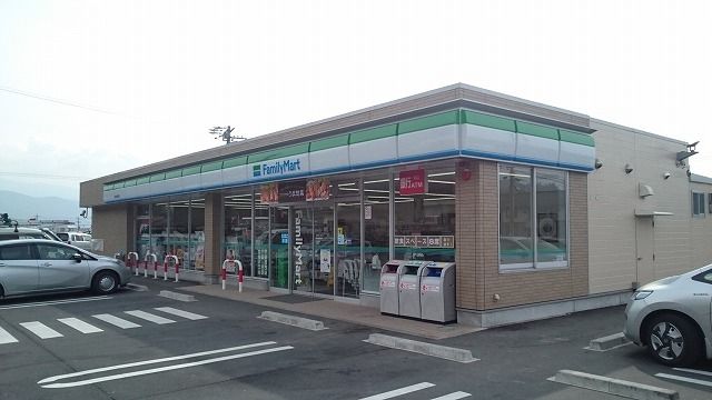 近くのファミリーマート岡谷神明町店まで850m（徒歩11分）