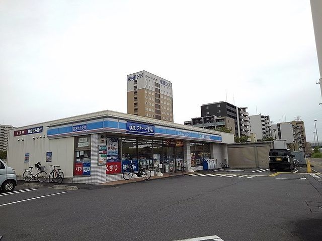 近くのローソン三郷中央店まで68m(徒歩1分)