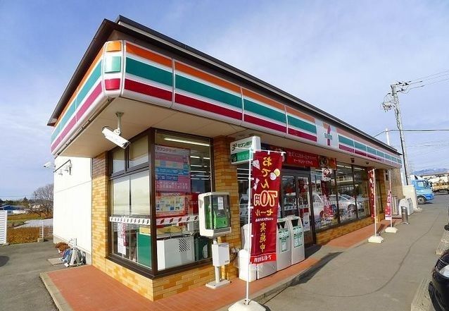 近くのセブンイレブン赤堀香林店まで950m（徒歩12分）