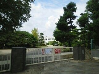 近くの福岡小学校まで930m(徒歩12分)