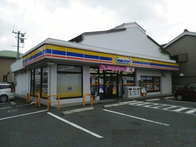 近くのミニストップ鴨田町店まで350m(徒歩5分)