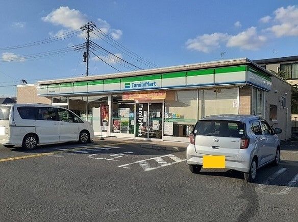 近くのファミリーマート東松山高坂店まで440m（徒歩6分）