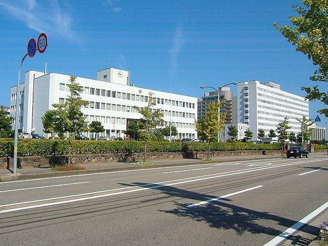 近くの金沢医科大学病院まで900m(徒歩12分)