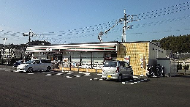 近くのコンビニまで550m（徒歩7分）