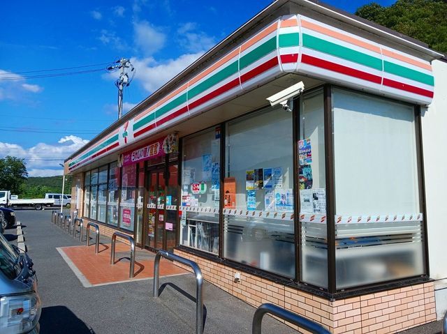近くのセブンイレブン玉野迫間店まで1,400m（徒歩18分）