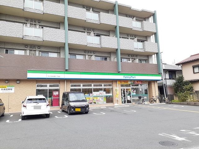 近くのファミマさいたま大成町1丁目店まで450m（徒歩6分）