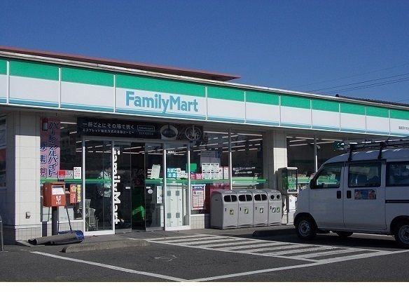 近くのファミリーマート福島西中央店まで260m（徒歩4分）