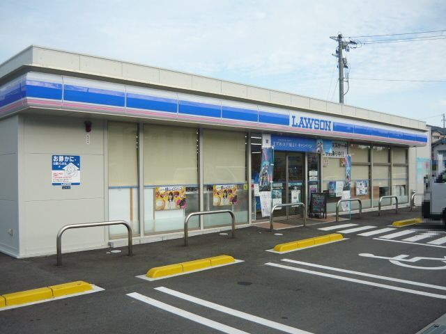 近くのローソン熊野平谷１丁目店まで700m（徒歩9分）