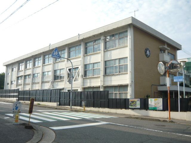 近くの熊野第三小学校まで1,550m（徒歩20分）