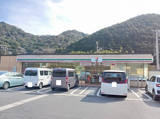 近くのセブンイレブン周南戸田駅前店まで450m（徒歩6分）