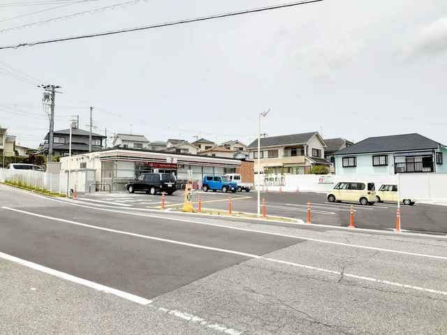 近くのセブンイレブン三木中自由が丘店まで140m（徒歩2分）