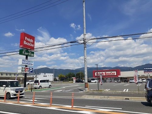 近くのフレッシュバザール亀岡千代川店まで350m（徒歩5分）