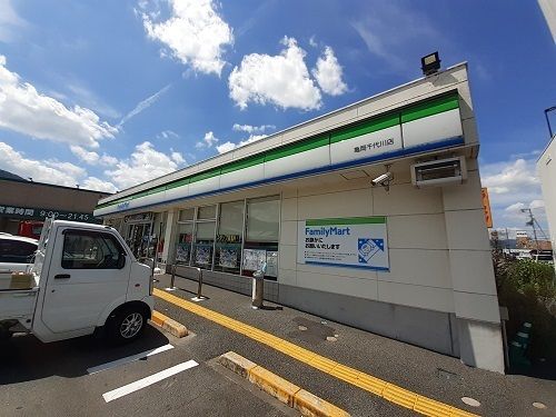 近くのファミリーマート亀岡千代川店まで350m（徒歩5分）