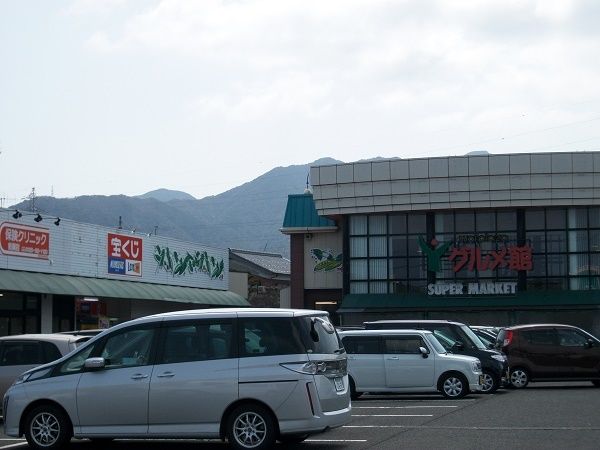 近くのYプラザグルメ館まで950m(徒歩12分)