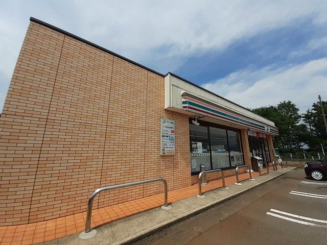 近くのセブンイレブン上越子安店まで300m（徒歩4分）