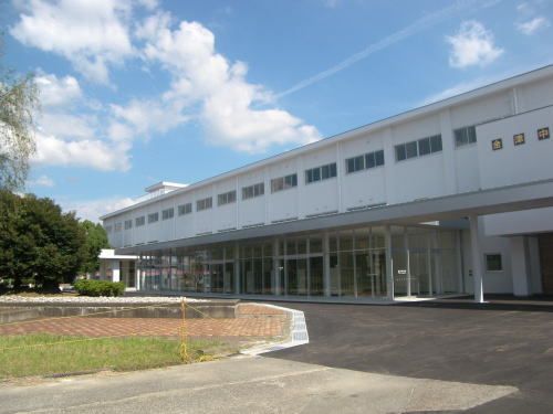 近くの金津中学校まで1,100m（徒歩14分）