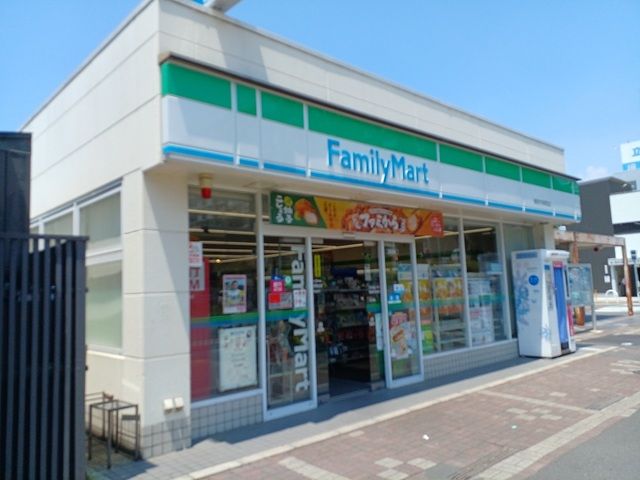 近くのファミリーマート様まで1,350m(徒歩17分)