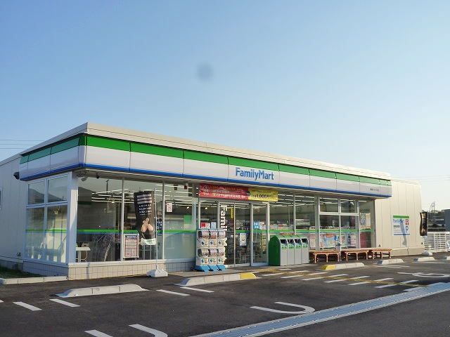 近くのファミリーマートまで2,400m（徒歩30分）