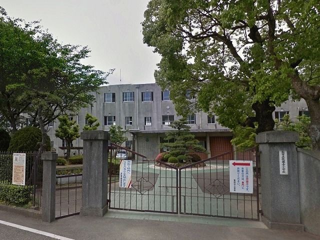 近くの浜松市立竜禅寺小学校まで400m（徒歩5分）