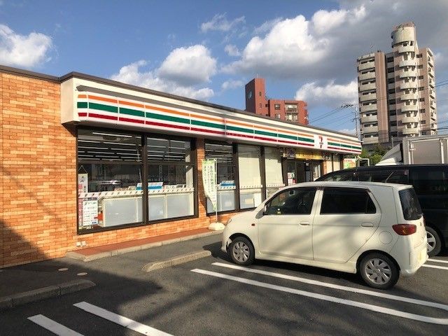 近くのコンビニまで550m（徒歩7分）