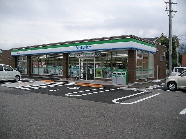 近くのファミリーマートさんまで1,700m（徒歩22分）