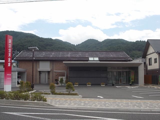 近くの銀行まで1,800m（徒歩23分）