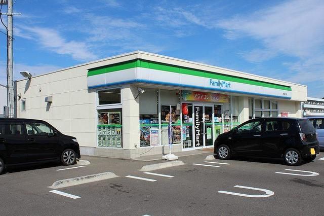 近くのファミリーマートまで1,100m（徒歩14分）