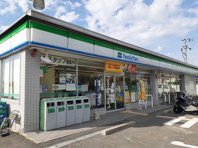 近くのファミリーマート様まで500m（徒歩7分）