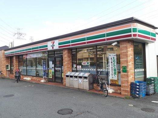 近くのコンビニまで600m（徒歩8分）