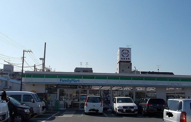 近くのファミリーマートまで495m（徒歩7分）
