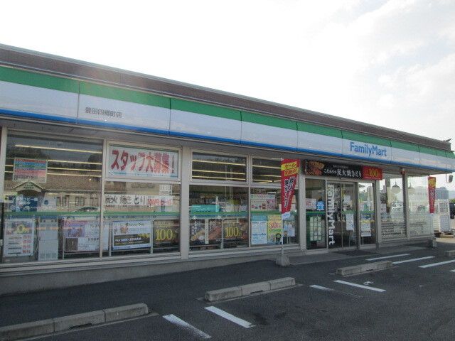 近くのファミリーマートまで600m（徒歩8分）