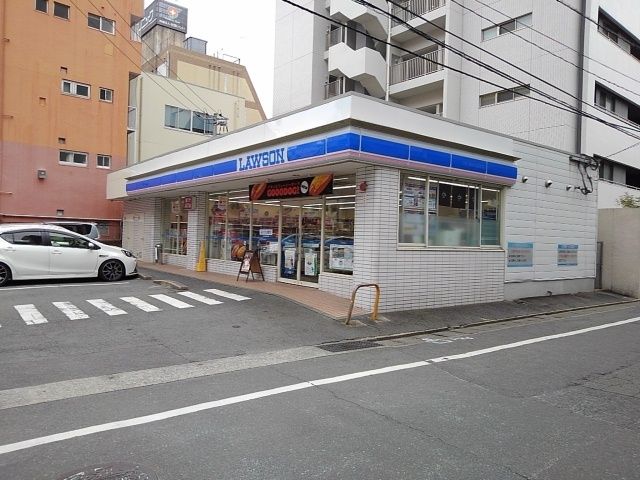近くのローソン久留米大手町店まで880m（徒歩11分）