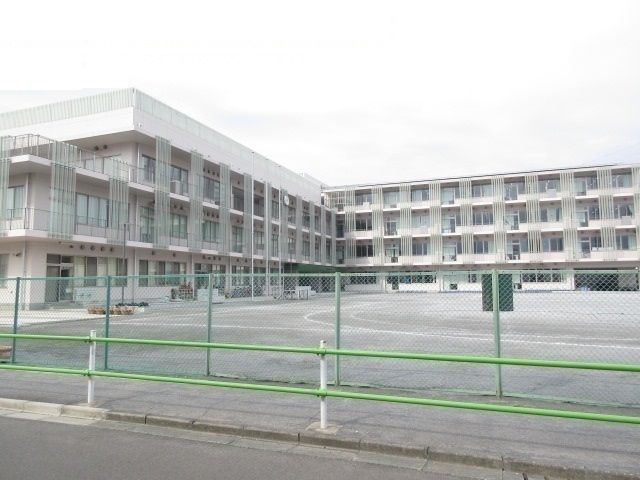 近くの鶴川第一小学校まで1,300m(徒歩17分)