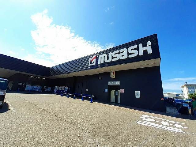 近くのナルス上越インター店まで800m(徒歩10分)