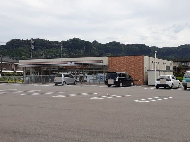 近くのセブンイレブン国分清水１丁目店まで550m（徒歩7分）