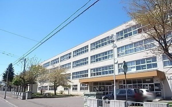 近くの新琴似北小学校まで350m（徒歩5分）