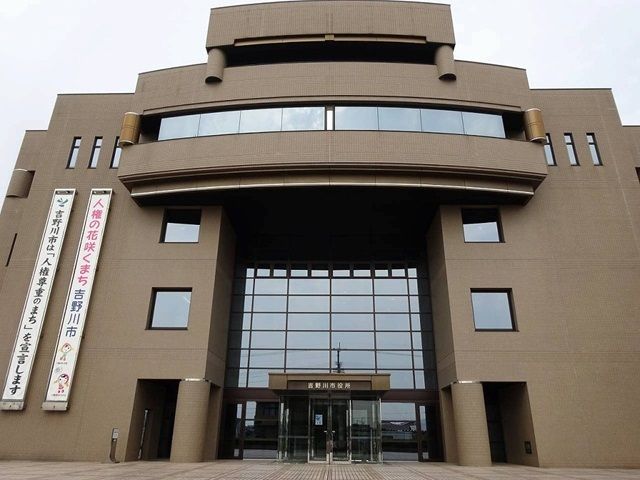 近くの吉野川市役所まで1,000m（徒歩13分）