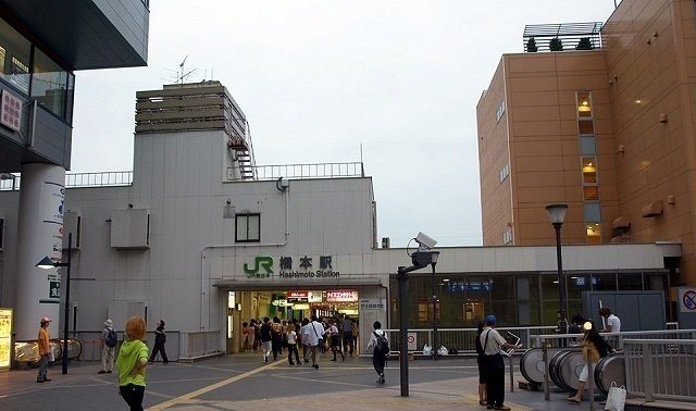 近くの橋本駅まで450m（徒歩6分）