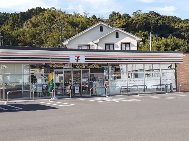 近くのコンビニまで500m（徒歩7分）