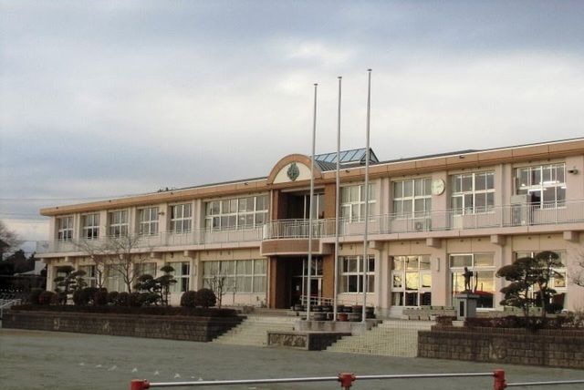 近くの御殿場市立富士岡小学校まで850m（徒歩11分）