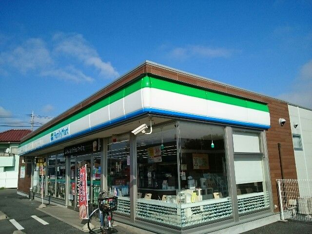 近くのファミリーマート藤岡七丁目店まで140m（徒歩2分）