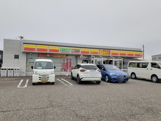 近くのデイリーヤマザキ新潟大島店まで749m（徒歩10分）